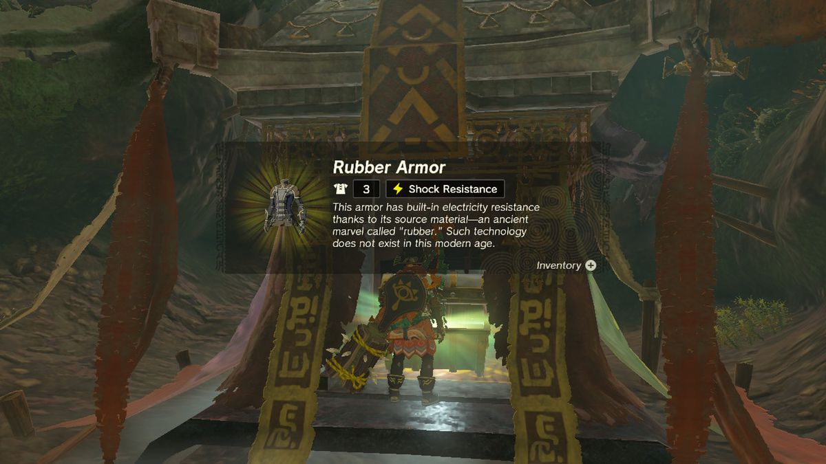 Link apre una cassa contenente l'armatura di gomma in Zelda Tears of the Kingdom.