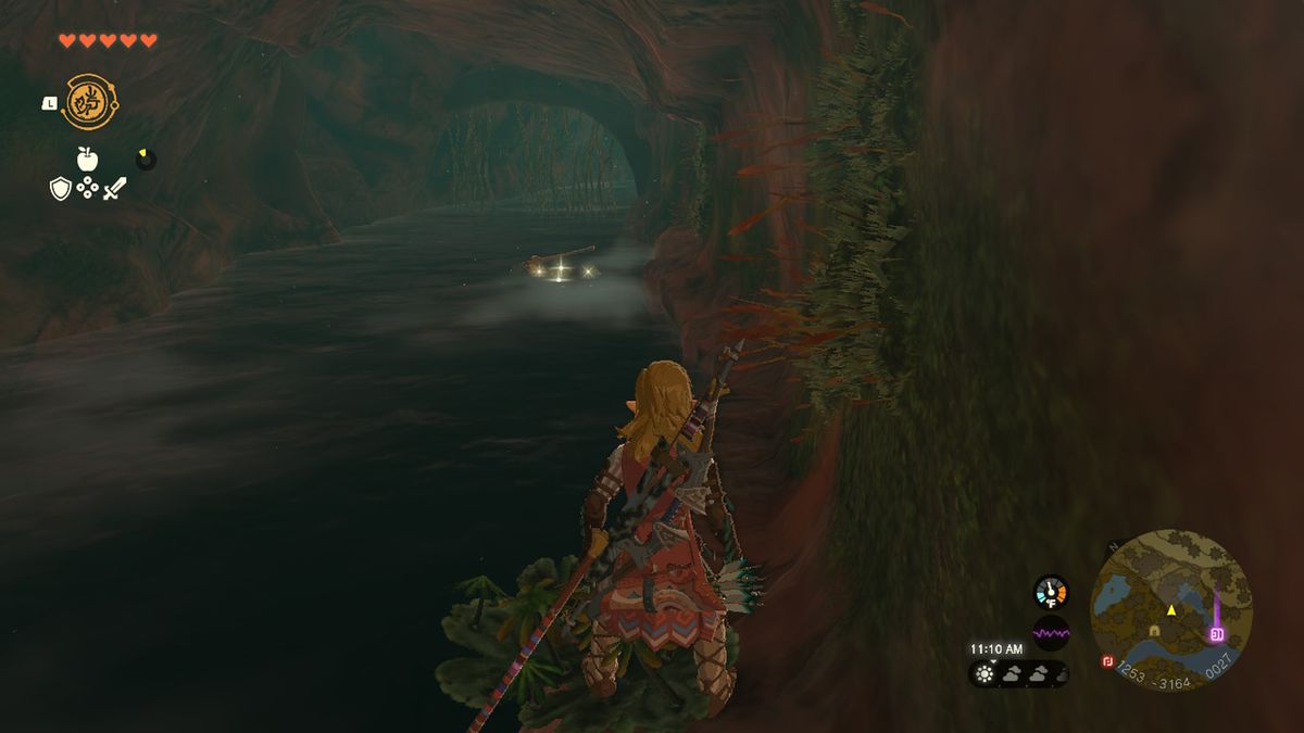 Link cammina lungo un fiume in una grotta in Zelda Tears of the Kingdom.