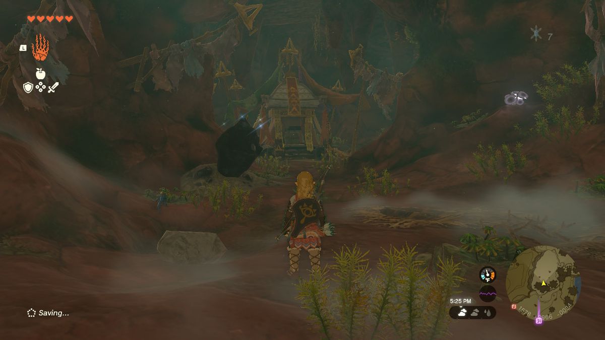 Link fissa un tempio con una cassa contenente il copricapo dell'armatura di gomma in Zelda Tears of the Kingdom.