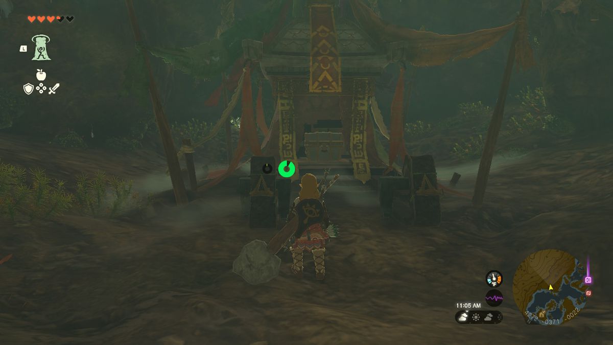 Link si avvicina a una cassa in una grotta contenente l'ultimo pezzo dell'armatura di gomma in Zelda Tears of the Kingdom.