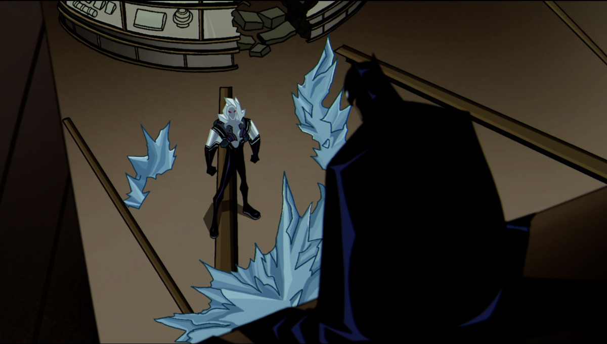 Mr. Freeze è in piedi a terra mentre Batman si accovaccia tra le travi e si guardano l'un l'altro in un fotogramma di The Batman