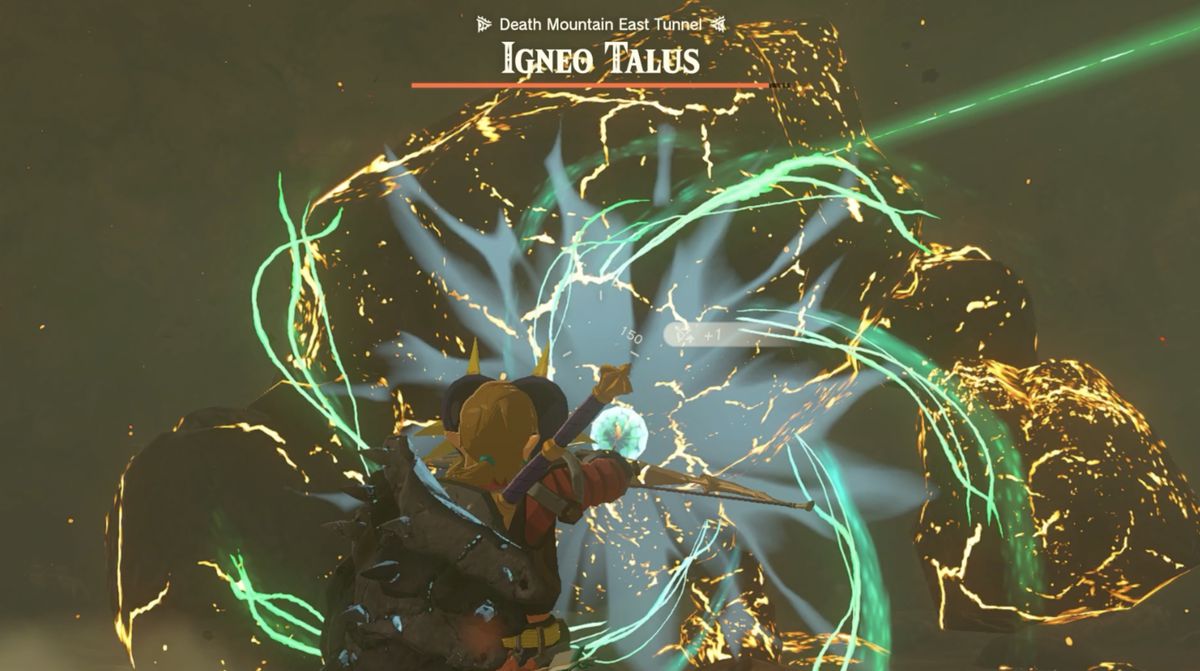 Link costruisce combatte un Igneo Talus nel Death Mountain East Tunnel in Zelda: Tears of the Kingdom