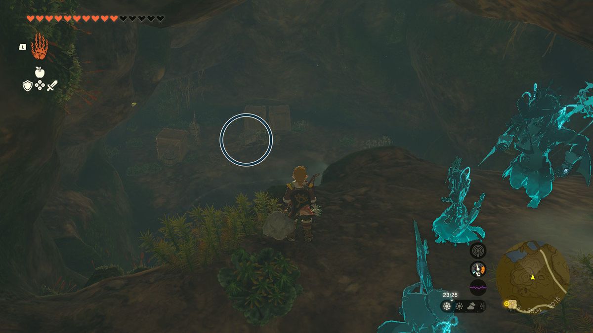 Link guarda una cassa contenente antiche lame in una grotta in Zelda Tears of the Kingdom.