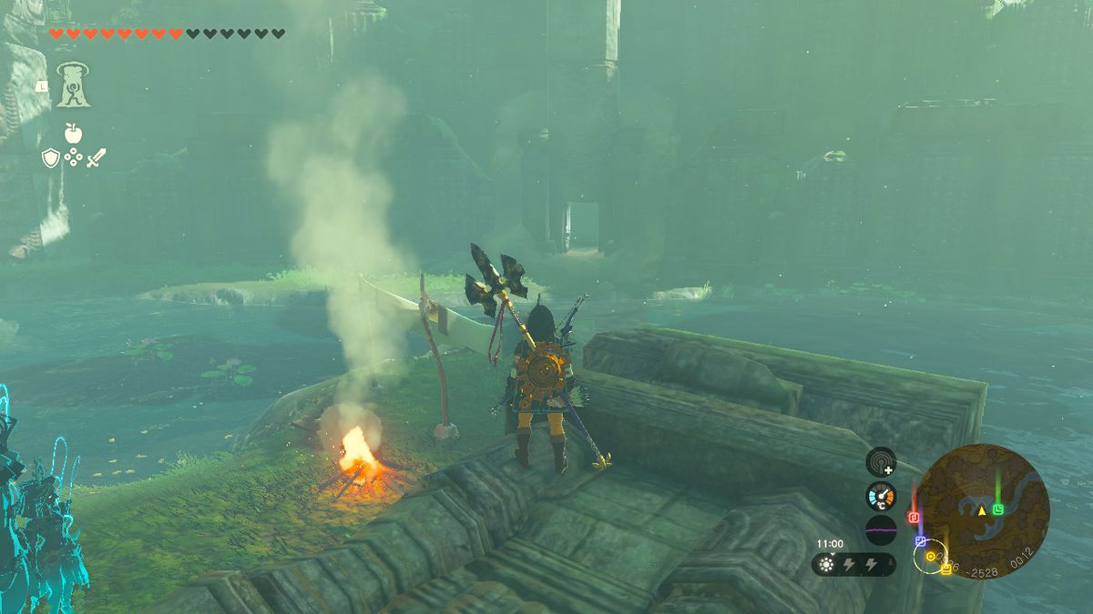 Link si trova accanto a un falò vicino al lago Dracozu in Zelda Tears of the Kingdom.