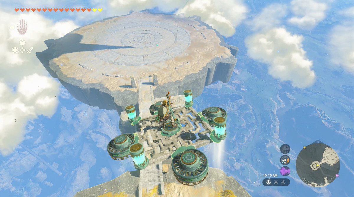 Link pilota un hovercraft in The Legend of Zelda: Tears of the Kingdom.  La base è una lastra metallica quadrata.  Ci sono batterie in ogni angolo e ventilatori su ogni lato della piazza.  Sta volando in un'altra parte dell'isola.