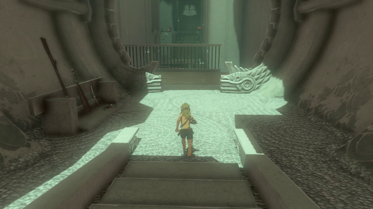 Link scende le scale nel Santuario Miryotanog verso una piccola camera con tre armi appoggiate al muro di sinistra