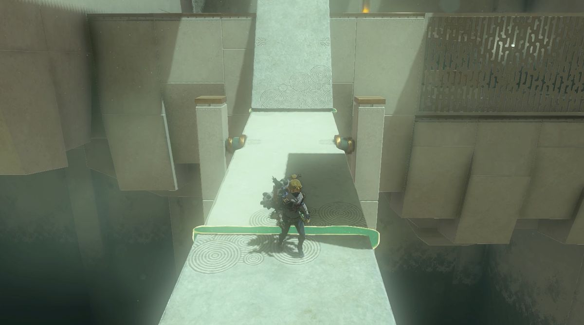 Soluzione del Santuario Kitawak in Zelda Tears of the Kingdom: Link attacca una lastra di pietra per formare un ponte inclinato