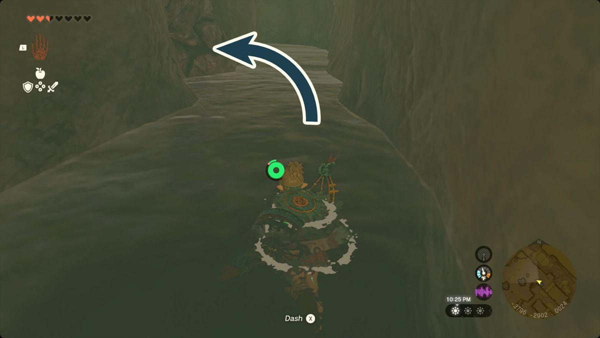 The Legend of Zelda: Tears of the Kingdom Link che nuota attraverso il tunnel sotto Fashion Passion a Gerudo Town.  C'è un muro fragile sulla sinistra.