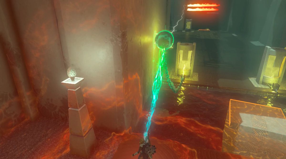 Link solleva una sfera elettrificata nella sfida del fuoco e dell'acqua del santuario di Tadarok in Zelda: Tears of the Kingdom