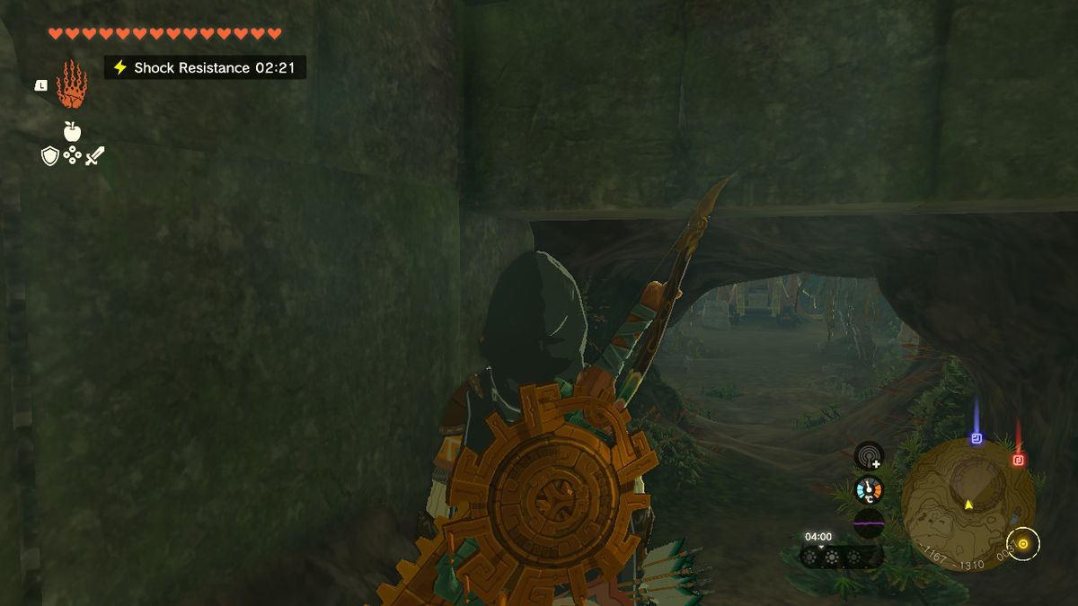 Link entra in un vespaio alla ricerca dell'armatura del risveglio in Zelda Tears of the Kingdom.