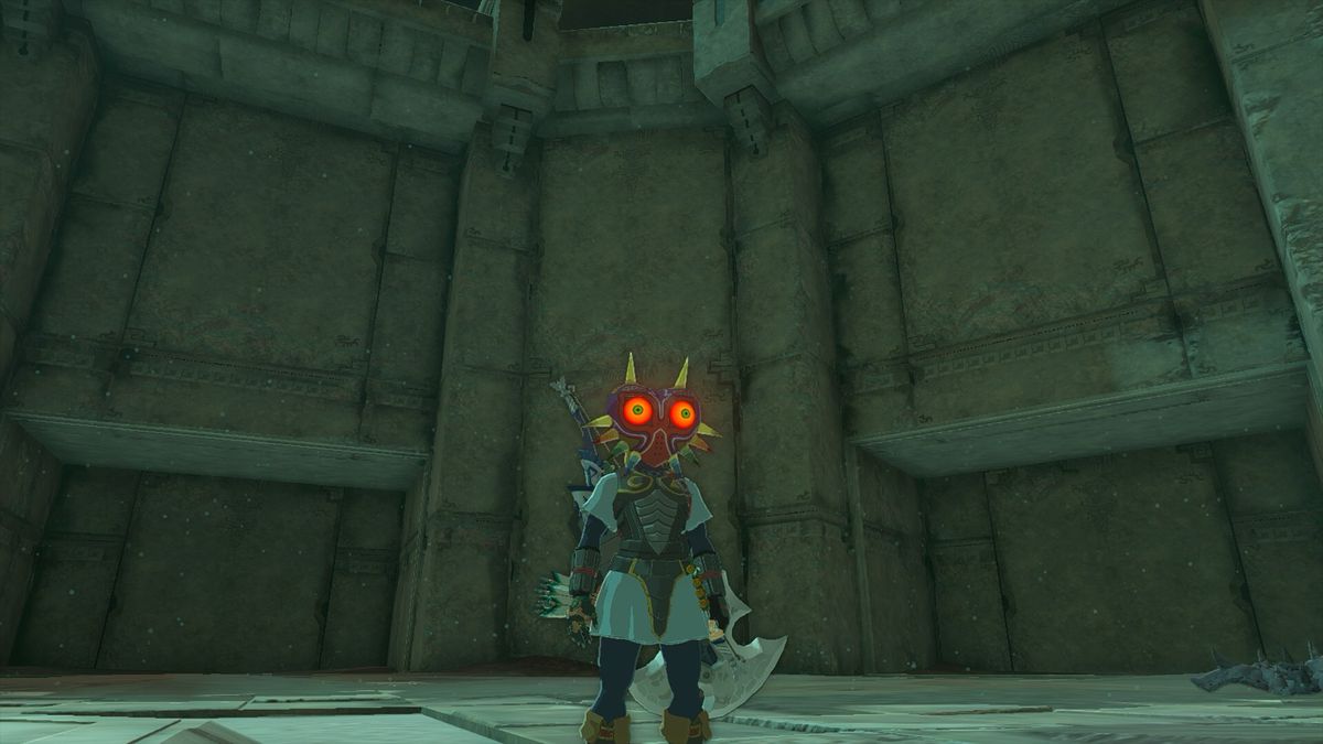 Link si trova in una stanza di pietra oscurata, indossando la maschera di Majora dopo averla ottenuta da una battaglia di Lynel in Zelda: Tears of the Kingdom