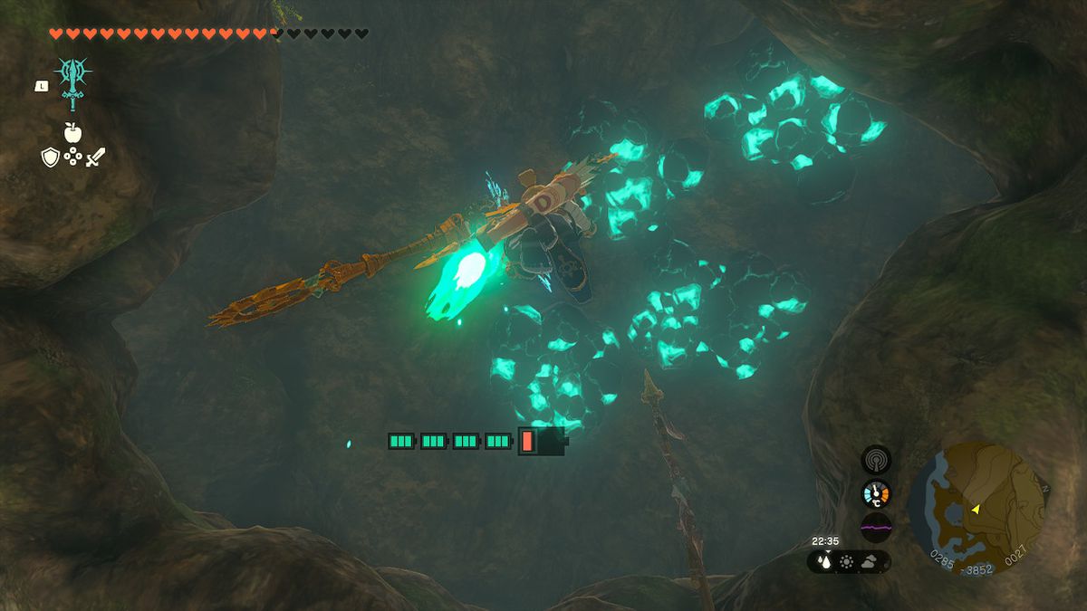 Link si trova vicino a un mucchio di pietra luminosa in una grotta in Zelda Tears of the Kingdom.