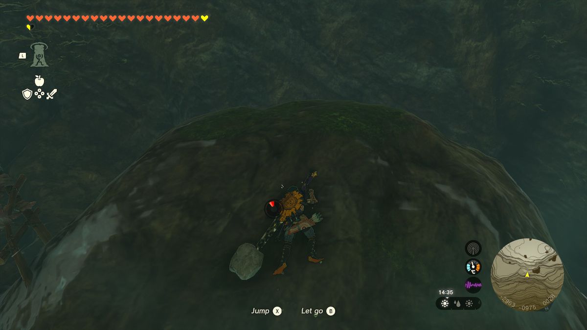 Link scala un muro in una caverna mentre indossa l'armatura di rana in Zelda Tears of the Kingdom.