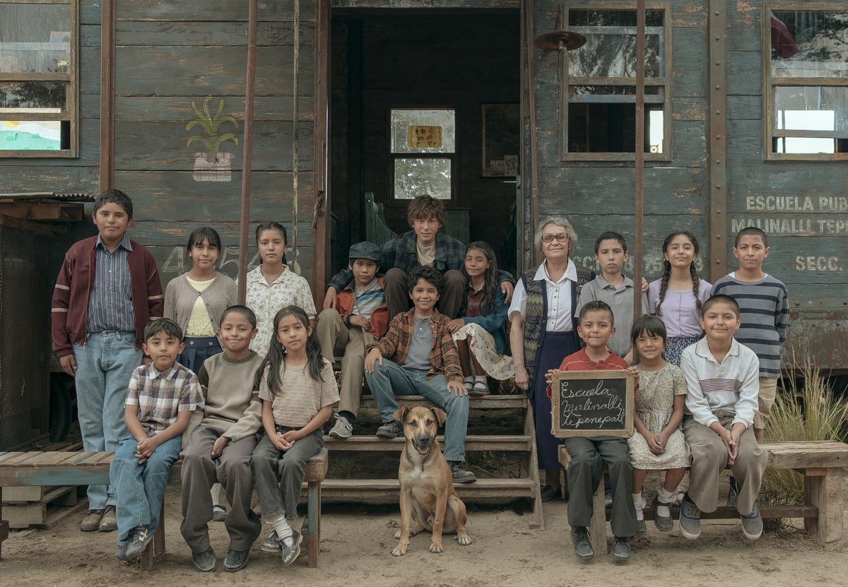 (Da sinistra a destra) Un'immagine di un bambino davanti a una scuola improvvisata, tra cui Ikal Paredes, Frida Sofía, Karlo Barría, Adriana Barraza in primo piano in Where the Tracks End.