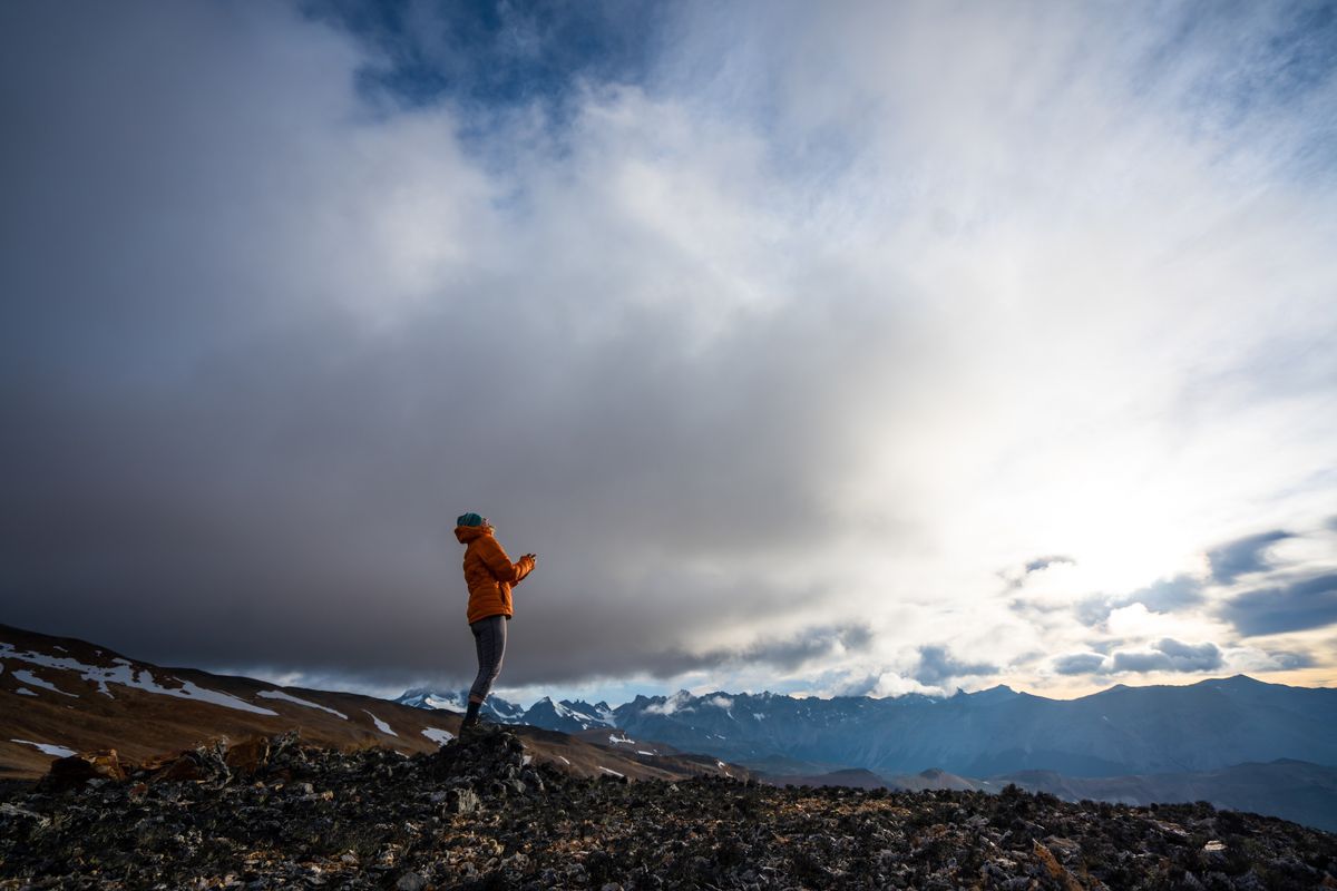 Kris Tompkins alza gli occhi al cielo con la catena montuosa della Patagonia come sfondo in Wild Life.