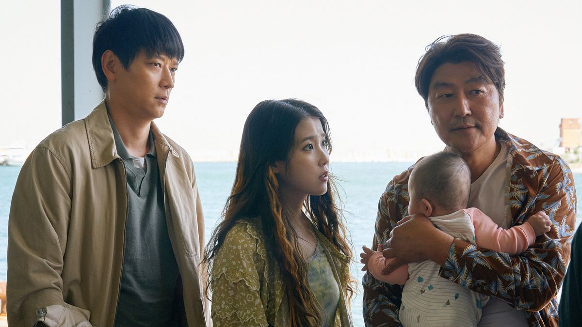 (LR) Gang Dong-Won, So-young e Sang Kang-ho che tengono in braccio un bambino a Broker.