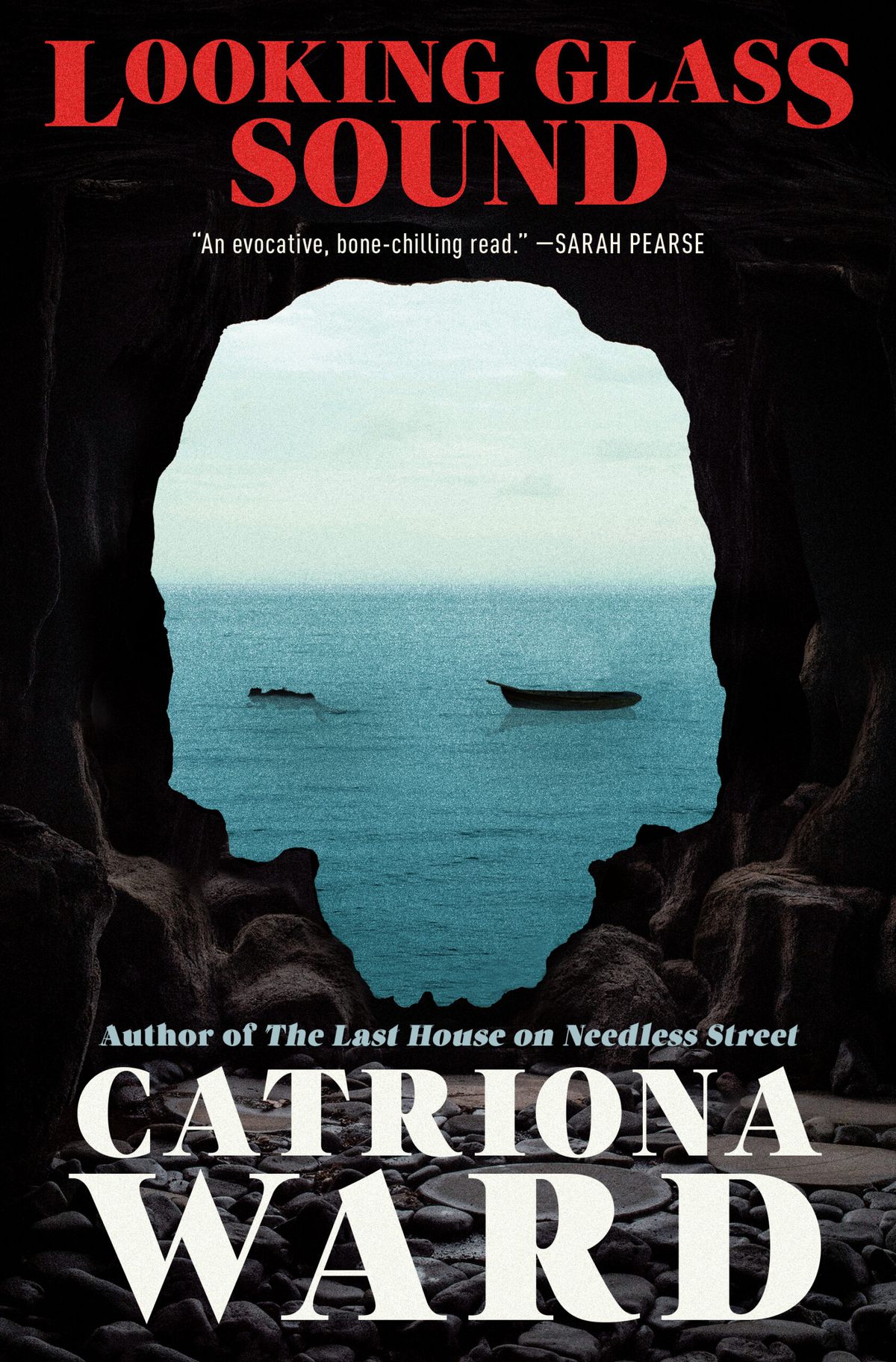 Immagine di copertina di Looking Glass Sound di Catriona Ward.  L'immagine è dall'interno di una grotta, con un'uscita a forma di teschio nell'oceano, dove vediamo una barca vuota e una persona che galleggia.