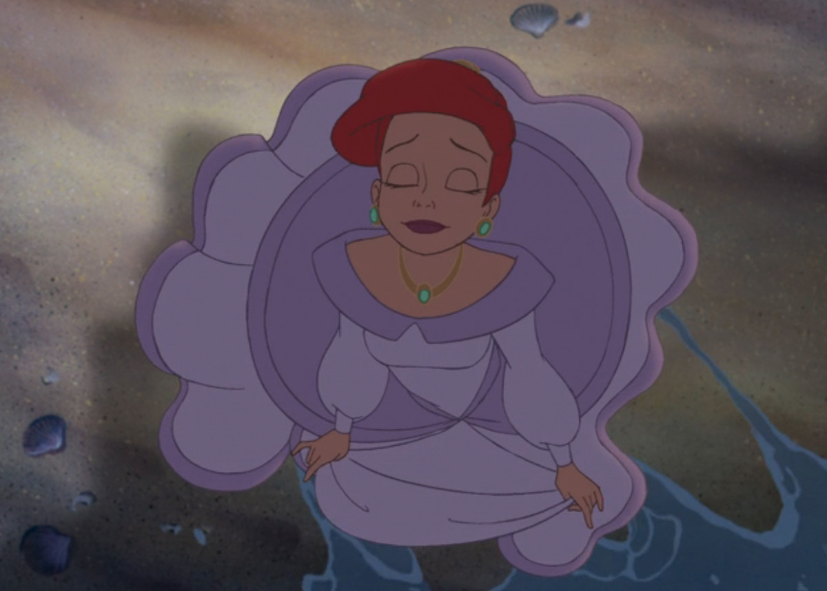 Un Ariel adulto chiude gli occhi e immerge un piede nell'acqua di mare