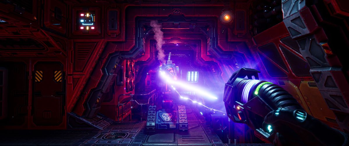 Il giocatore spara un raggio laser viola contro un robot in avvicinamento sui gradini nel remake di System Shock
