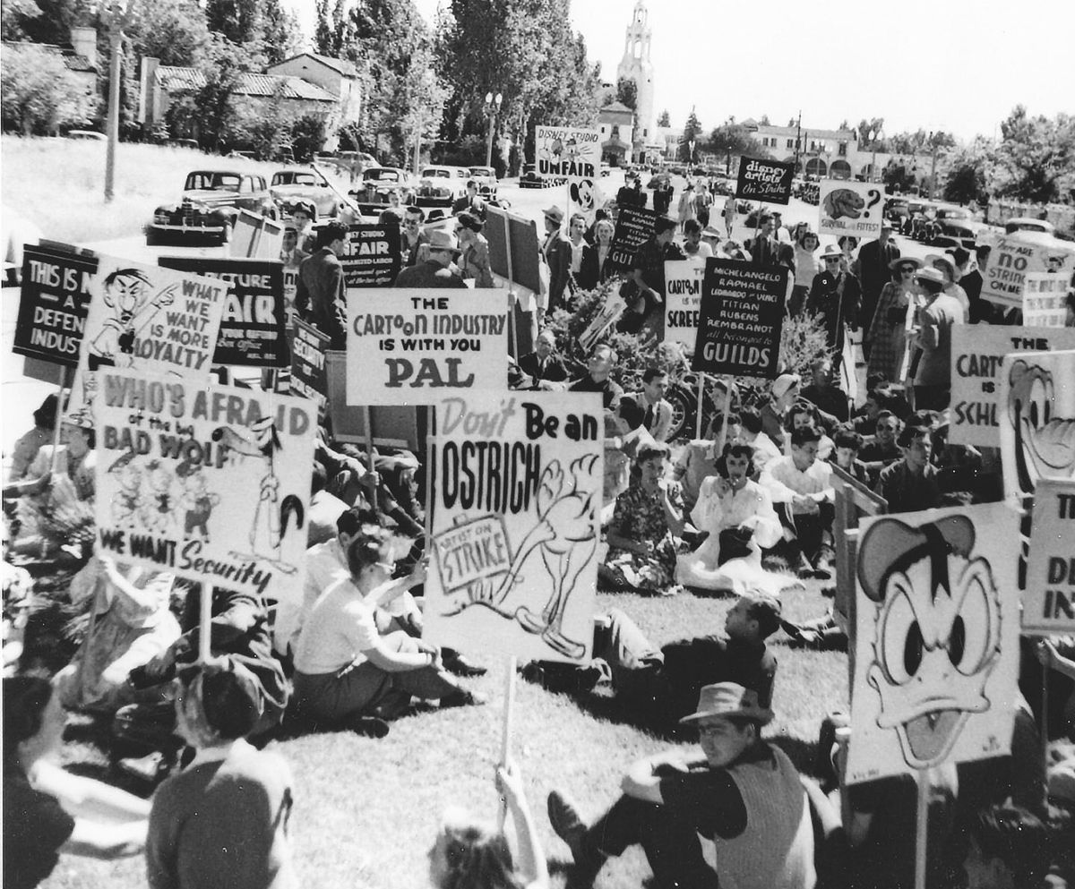 Immagine d'archivio degli scioperanti durante lo sciopero degli animatori Disney, con cartelli dipinti a mano raffiguranti famosi personaggi Disney come Daffy Duck e i tre porcellini. 