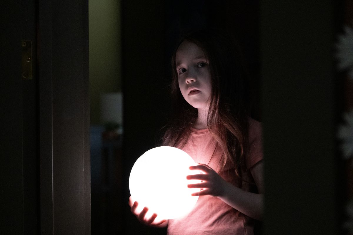Vivien Lyra Blair nei panni di Sawyer Harper che tiene in mano la sua sfera luminosa in The Boogeyman