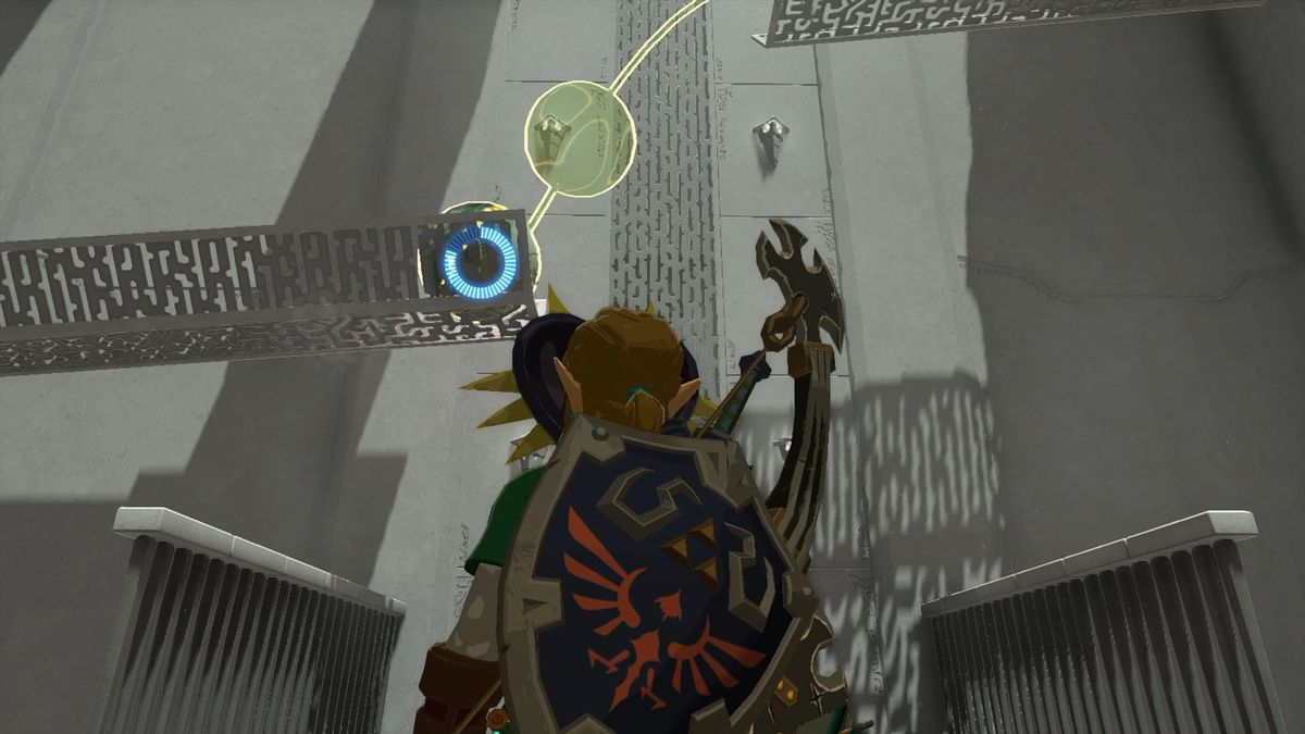 Link usando Richiamo su una sfera di pietra mentre indossa lo scudo di Hylian e la Maschera di Majora nel Santuario di Tauyosipun in The Legend of Zelda: Tears of the Kingdom.