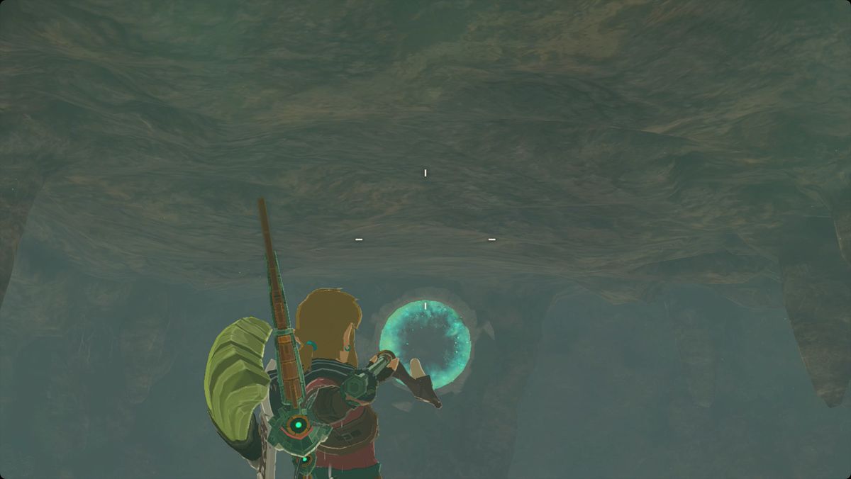 The Legend of Zelda: Tears of the Kingdom Link lancia una lancia zonaite con un'ala di Keese fusa contro il bersaglio nella caverna vuota di Tobio per rivelare il santuario di Utojis.