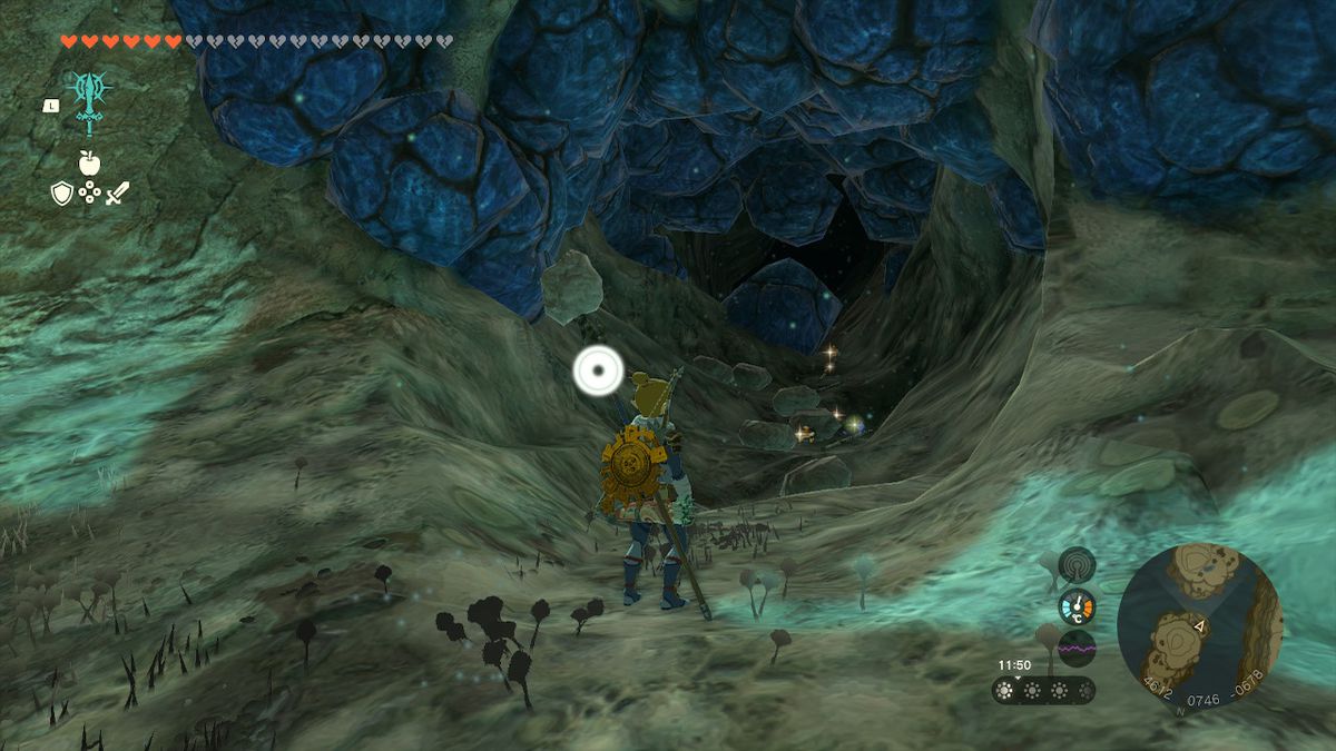 Link si trova accanto a un mucchio di bottino nelle profondità in Zelda Tears of the Kingdom.