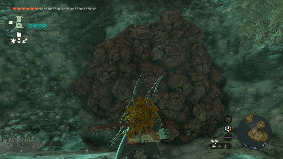 Link si trova accanto a un mucchio di macerie nelle profondità mentre cerca l'armatura del vento in Zelda Tears of the Kingdom.
