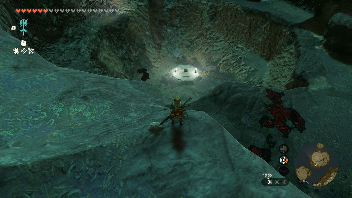Link si trova accanto a una cassa contenente il copricapo dell'armatura del vento in Zelda Tears of the Kingdom.