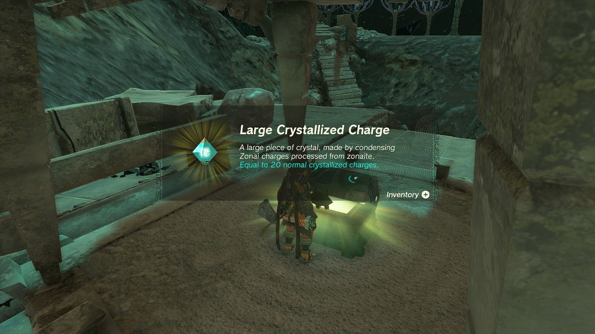 Link apre una cassa contenente carica cristallizzata nelle Profondità in Zelda Tears of the Kingdom.