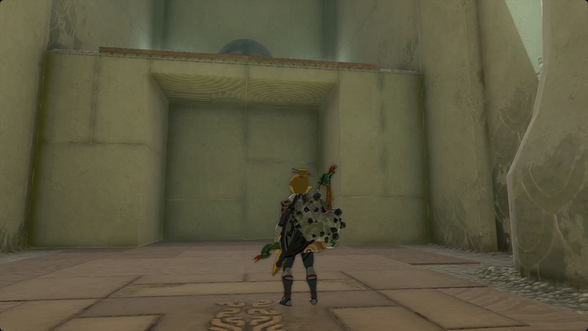 The Legend of Zelda: Tears of the Kingdom Link in piedi vicino a una piattaforma per usare Ascend attraverso per raggiungere una grande sfera di metallo nel Santuario di Mayamats