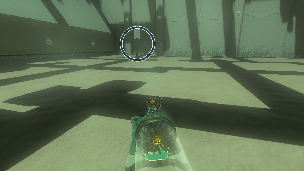 Link che guida una slitta verso una cassa appesa a una corda nel Santuario di Kudanisar in The Legend of Zelda: Tears of the Kingdom