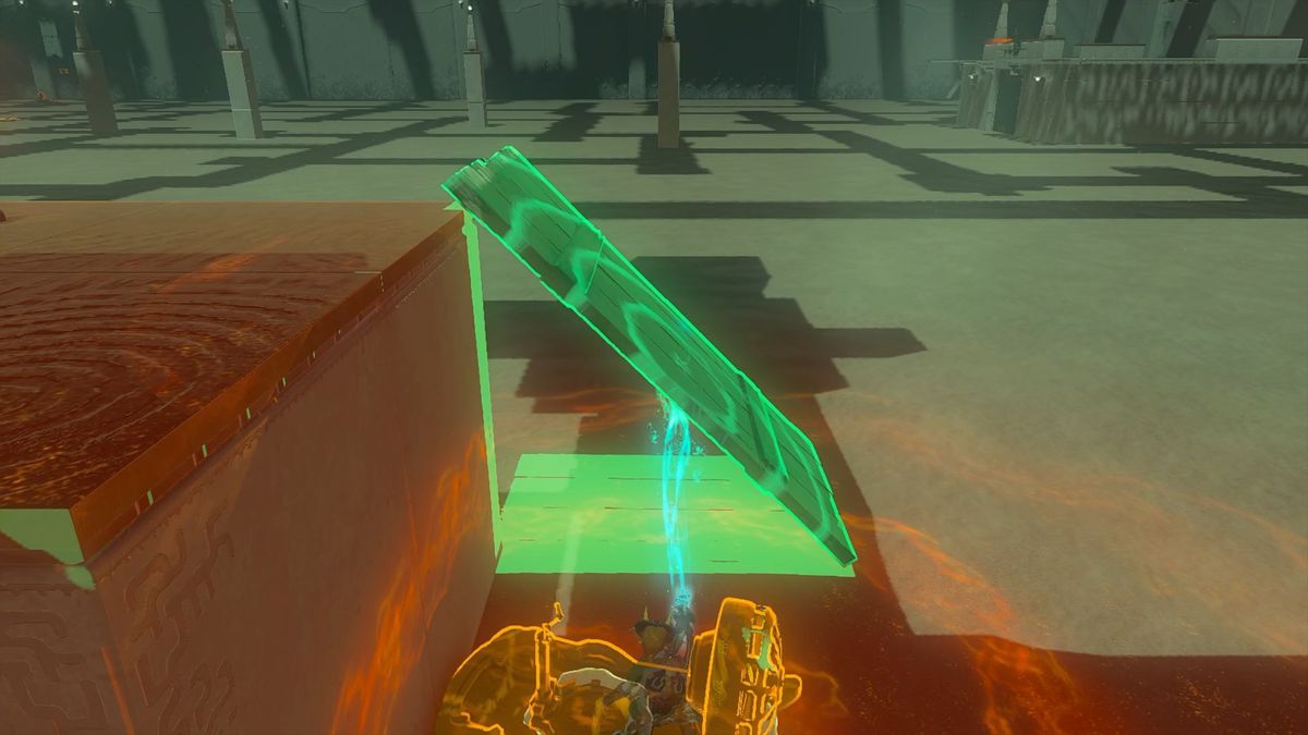 Link usa Ultrahand per appoggiare un'asse di legno contro una piattaforma nel Santuario di Kudanisar in The Legend of Zelda: Tears of the Kingdom.