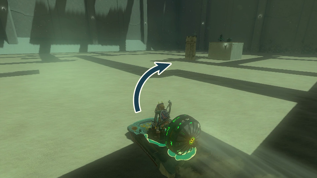 Link alla guida di un veicolo da slitta Zonai potenziato verso una piattaforma cubica alla sua destra nel Santuario Kudanisar in The Legend of Zelda: Tears of the Kingdom.