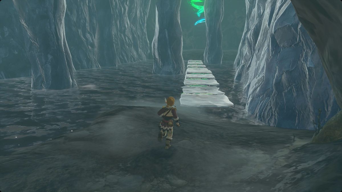 The Legend of Zelda: Tears of the Kingdom Link attraversa un ponte di ghiaccio nella Grotta di Kopeeki Drifts per raggiungere il Santuario di Nouda