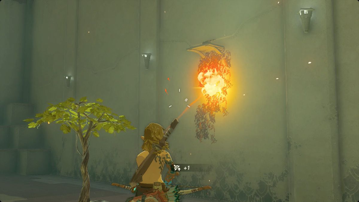 The Legend of Zelda: Tears of the Kingdom Link usando un frutto di fuoco Fuso a una freccia per accendere le viti in fiamme nel Santuario di Nouda.