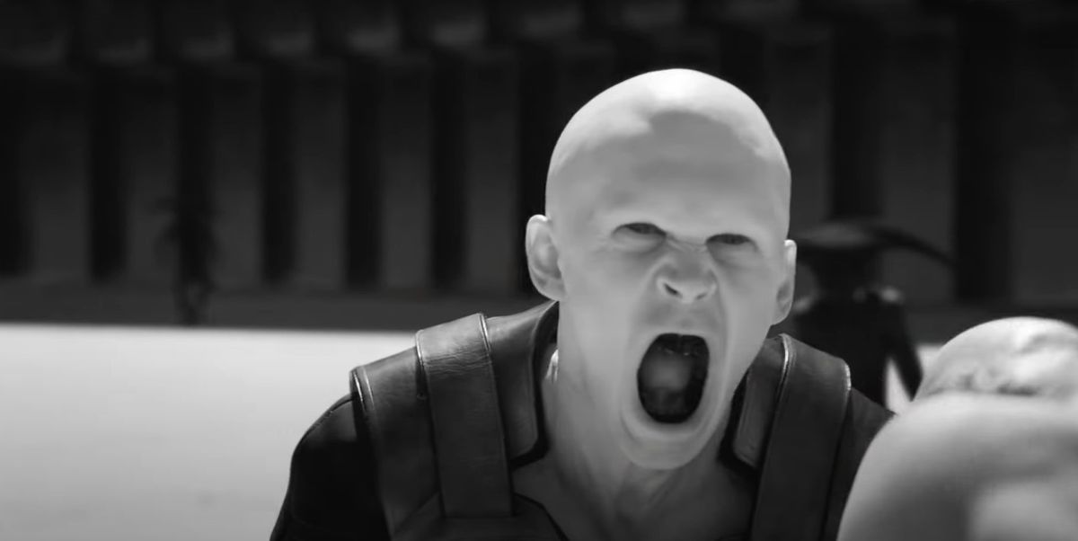 Austin Butler nei panni di Feyd-Rautha Harkonnen in Dune 2, che urla in bianco e nero con la testa rasata