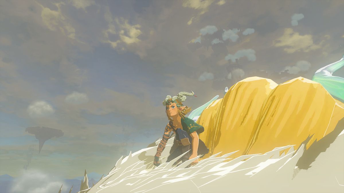 Link è accovacciato in cima al Light Dragon, indossa il copricapo dell'armatura d'ambra in Zelda: Tears of the Kingdom