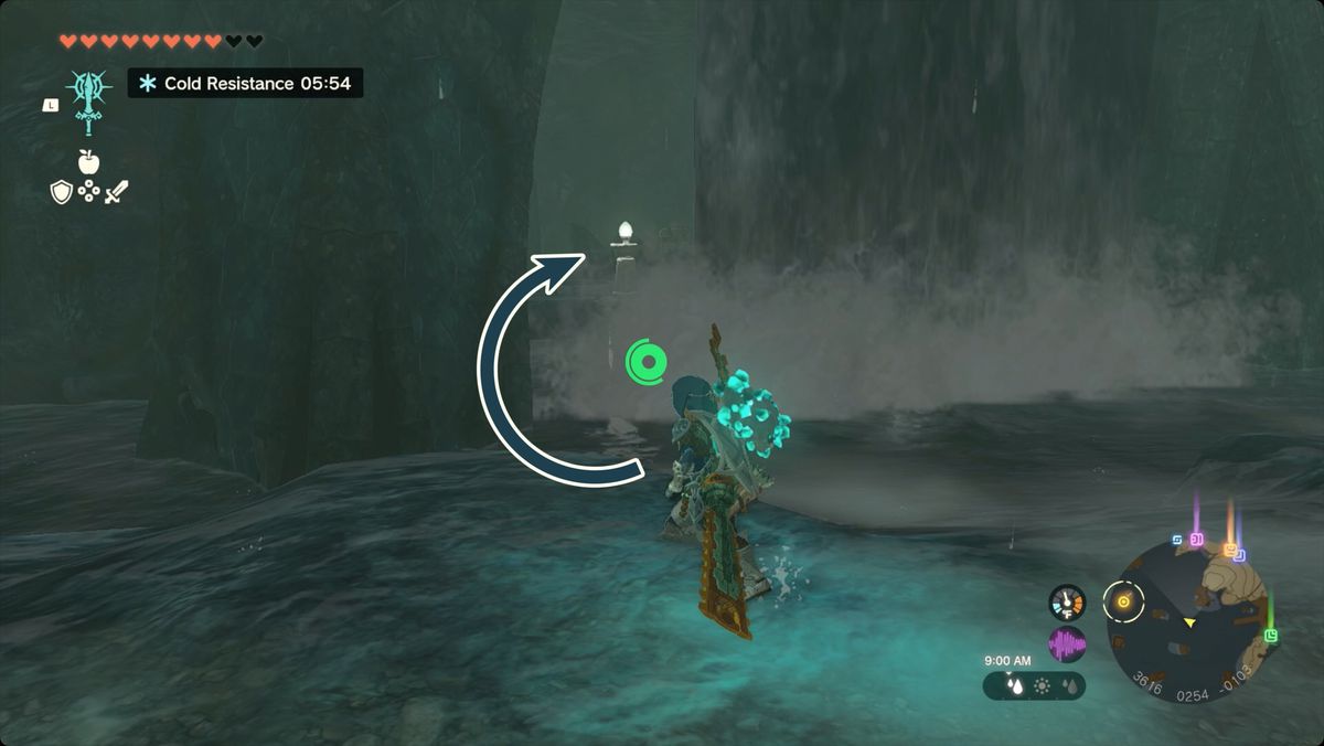 The Legend of Zelda: Tears of the Kingdom Link nell'antico acquedotto di Zora che scorre accanto a una cascata con una freccia che punta a una grotta dietro di essa.  Gli schinieri di Zora sono in una cassa nella caverna.
