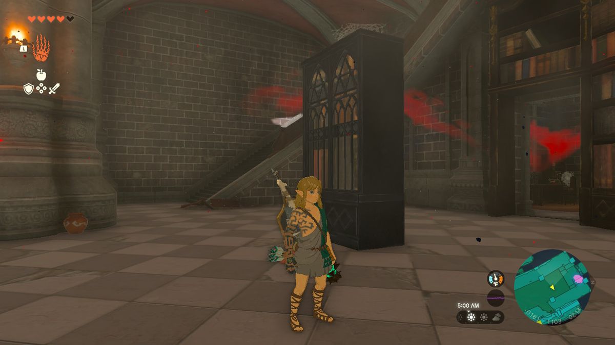 Link si trova accanto a una libreria vicino alle scale nel Castello di Hyrule in Zelda Tears of the Kingdom.