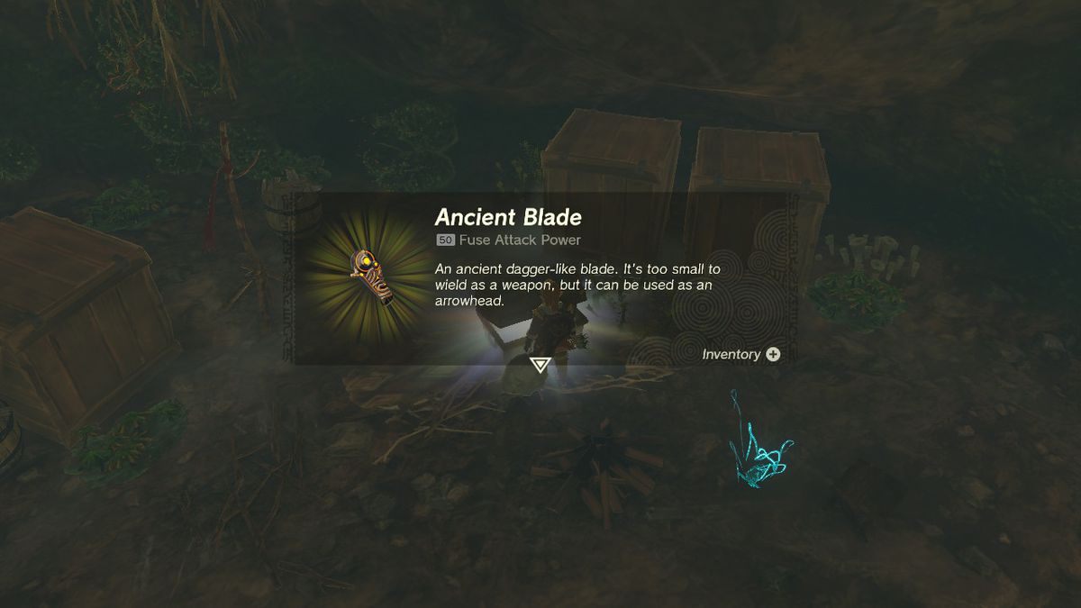 Link afferra un'antica lama da una cassa in Zelda Tears of the Kingdom.