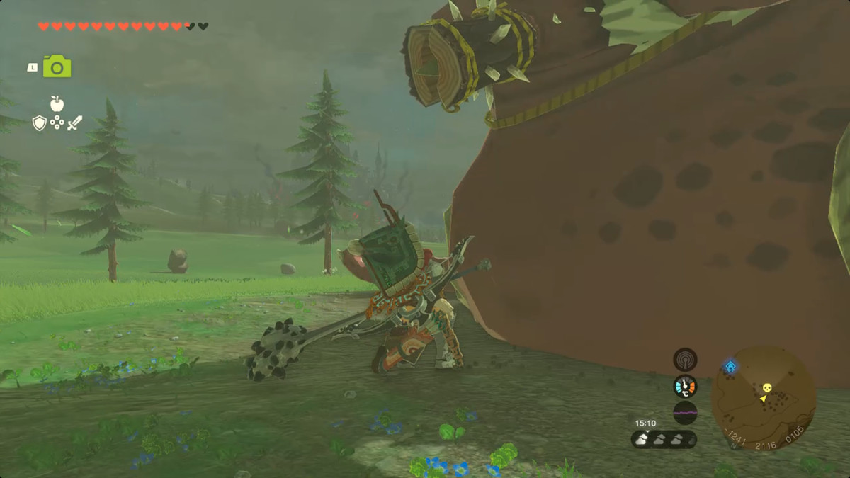 Link si avvicina di soppiatto a un Hinox addormentato in un campo in Zelda Tears of the Kingdom.