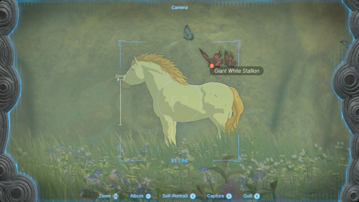 The Legend of Zelda: Tears of the Kingdom usa la fotocamera per scattare una foto dello stallone bianco gigante in posa maestosa.