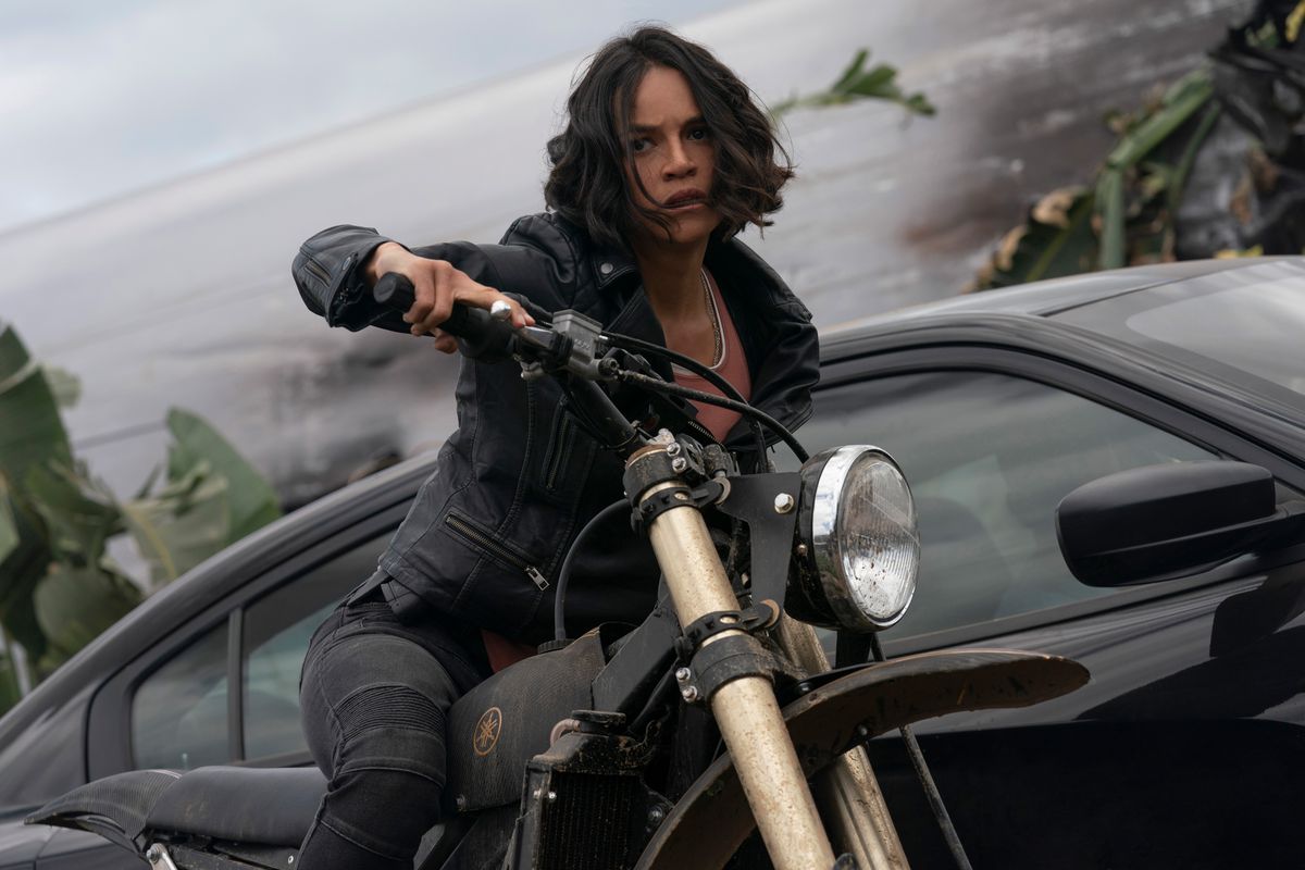 Letty (Michelle Rodriguez) su una moto davanti a un'auto in F9