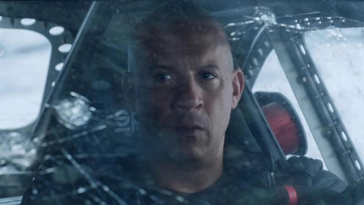 un primo piano di Dominic Toretto (Vin Diesel) al volante in Fate of the Furious
