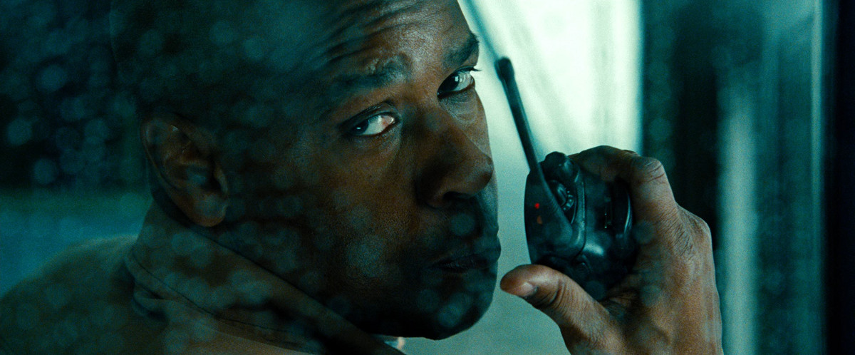 Denzel Washington nei panni di Frank che parla in un walkie-talkie in Unstoppable.