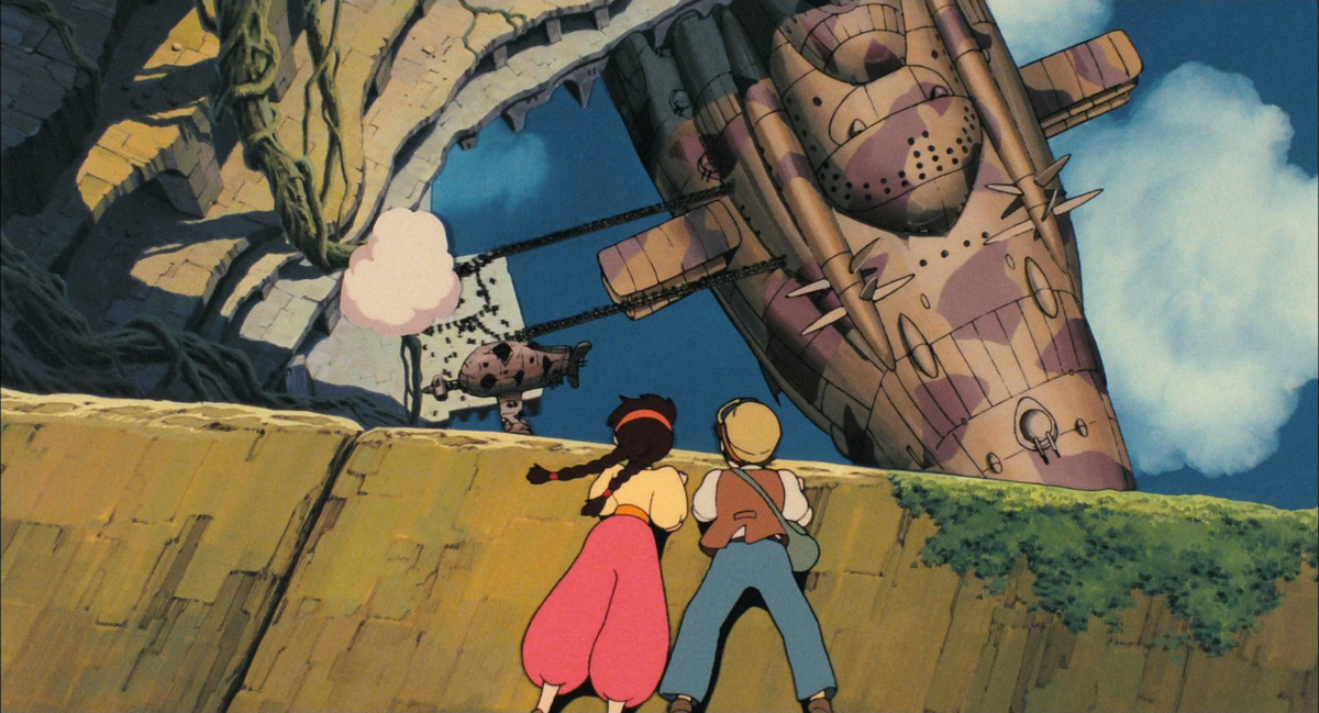 Un ragazzo e una ragazza, disegnati in stile anime, si chinano su una sporgenza di pietra in alto tra le nuvole e osservano un gigantesco dirigibile attraccare sotto