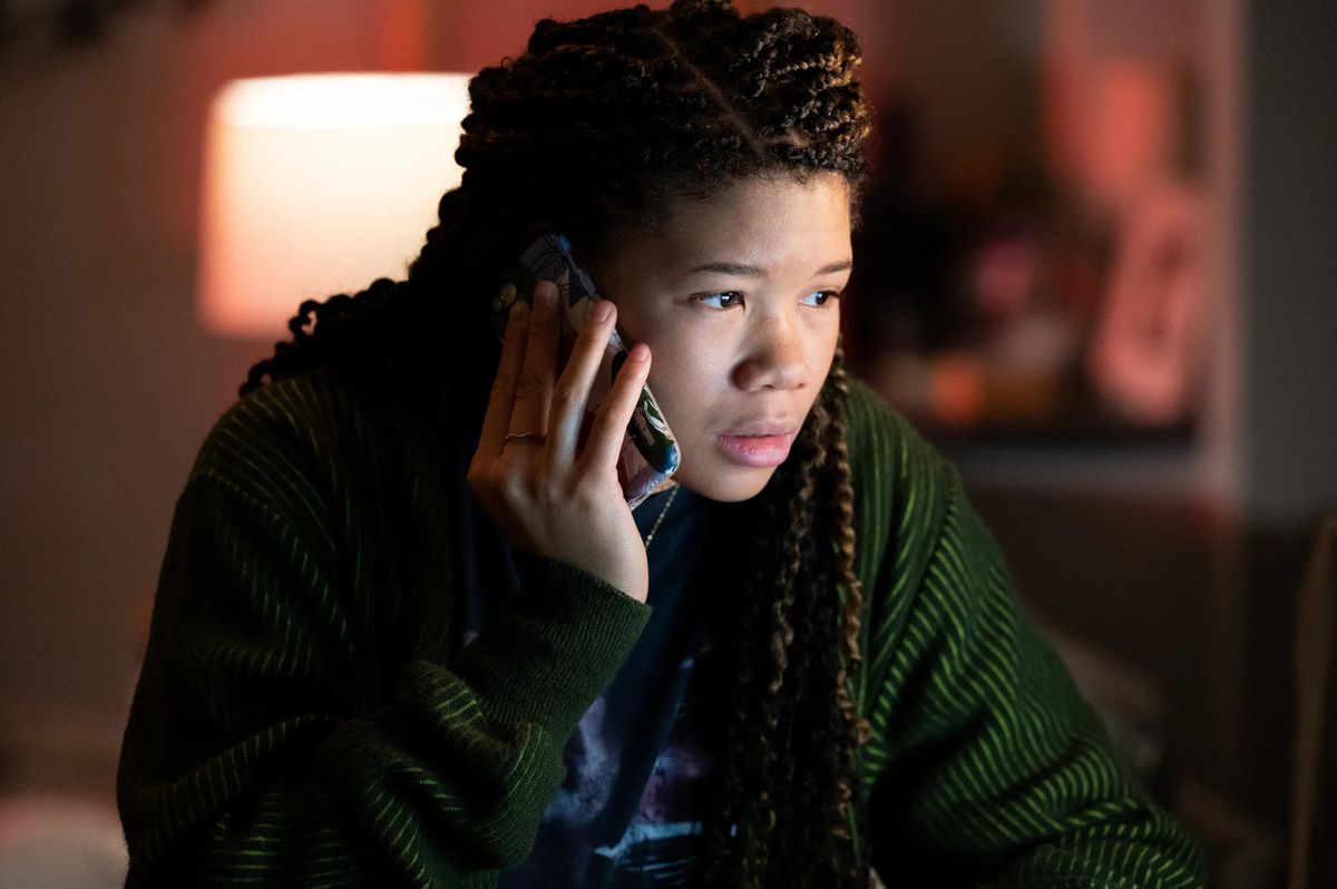 Una giovane donna (Storm Reid) fissa lo schermo di un computer mentre tiene un telefono vicino all'orecchio in Missing.