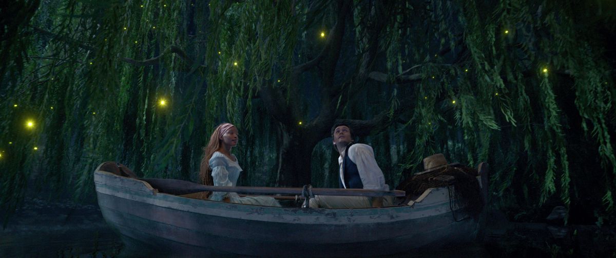 Ariel ed Eric seduti alle estremità opposte di una canoa in una laguna blu.